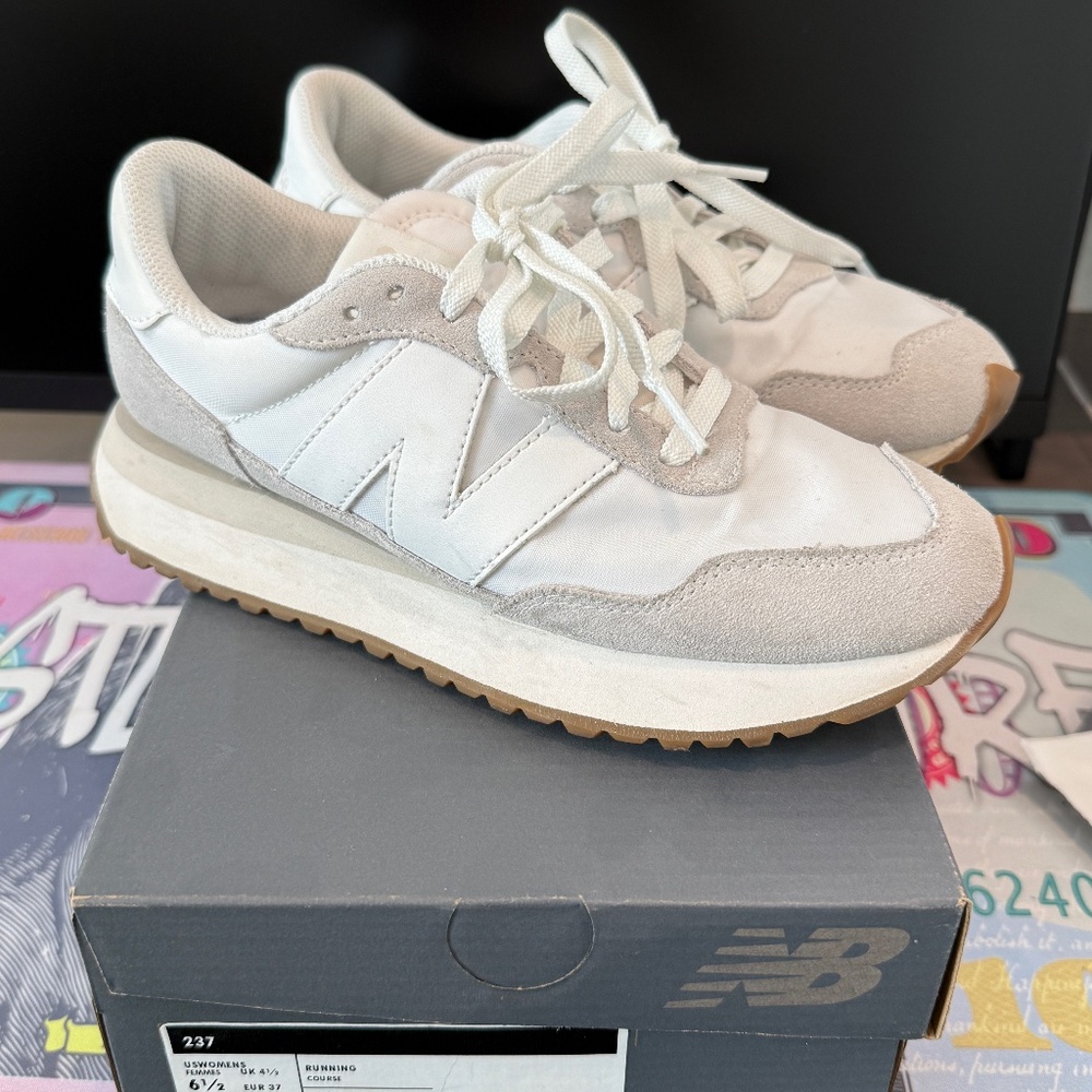 New Balance Femmes With Small Platform - size 6.5